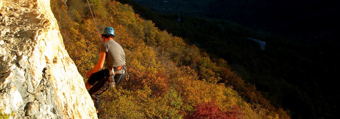 Autunno nella falesia di Castellafiume, corso base di arrampicata