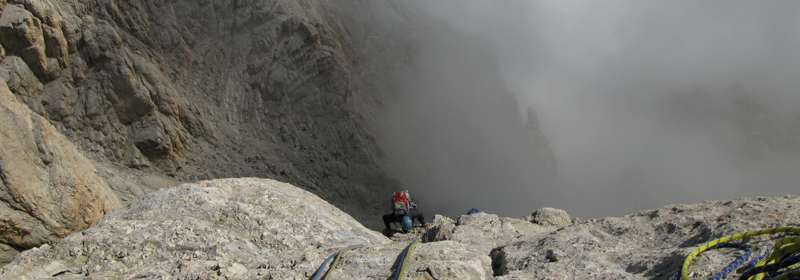 In arrampicata sullo spigolo sud-est del Torrione Cambi al Gran Sasso, corso di arrampicata in montagna
