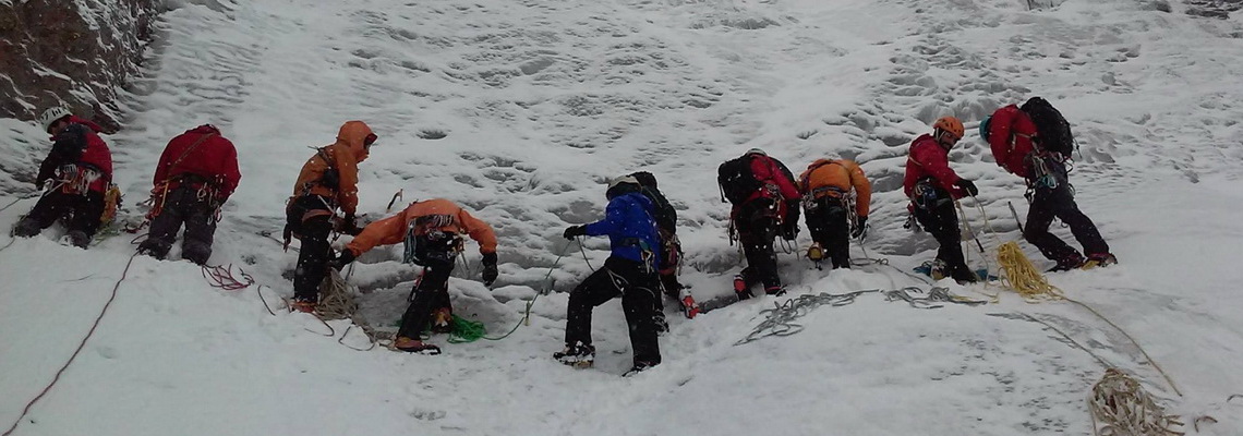 Allievi e istruttori alla base di una cascata di ghiaccio