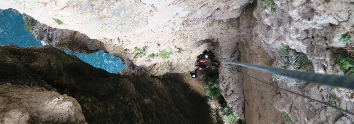 Discesa in corda doppia a Gaeta, corso base di arrampicata